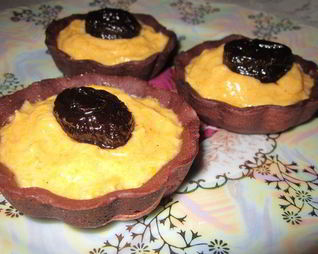 Шоколадные корзинки с тыквенным кремом и черносливом в коньяке