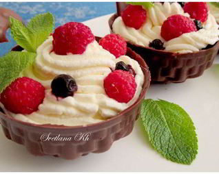 Шоколадные корзинки с ягодами и сливочным кремом