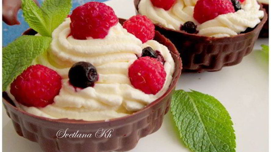 Рецепт шоколадных корзинок с ягодами и сливочным кремом