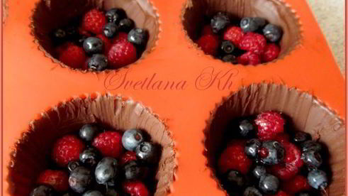 шоколадные корзинки с ягодами и сливочным кремом