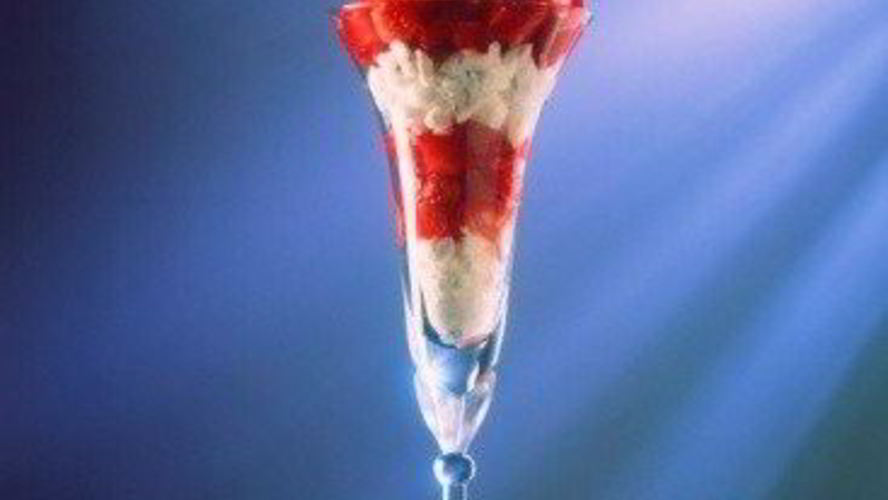 Рецепт свежих ягод с йогуртовым кремом и грецкими орехами