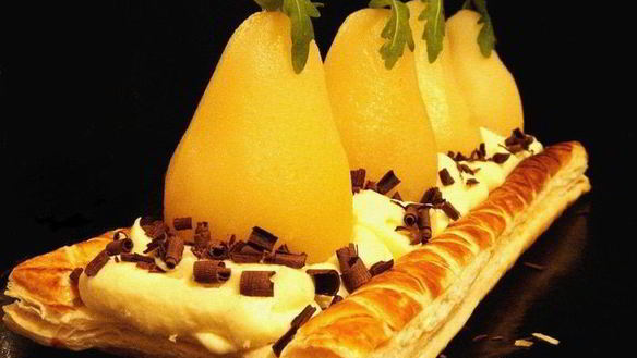 Рецепт Винных груш с кремом Муслин на слоеном тесте