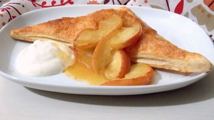 Рецепт яблок на слоеном тесте со сметанным кремом