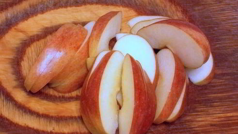 яблоки на слоеном тесте со сметанным кремом