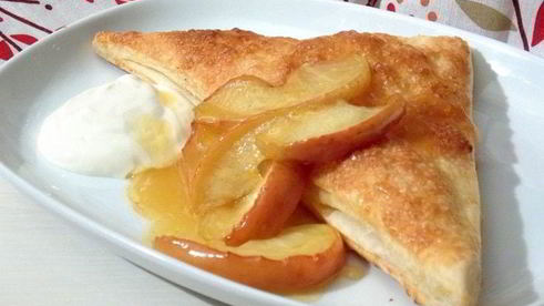 яблоки на слоеном тесте со сметанным кремом