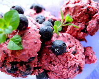 Черничное мороженое из сметаны