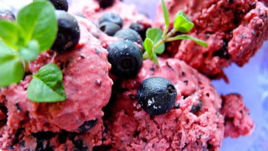 Рецепт черничного мороженого из сметаны