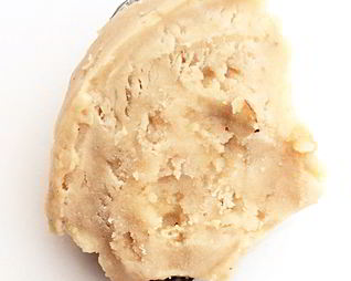 Каштановое мороженое с меренговой крошкой