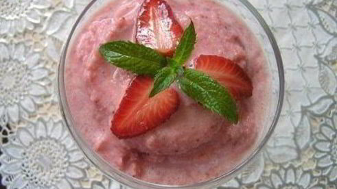 клубничное мороженое