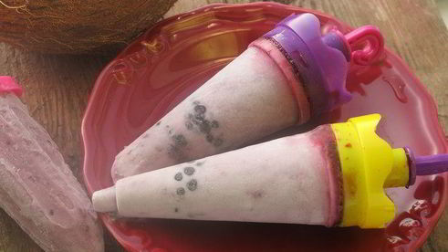 кокосовое мороженое с ежевикой