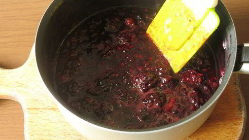 кокосовое мороженое с ежевикой