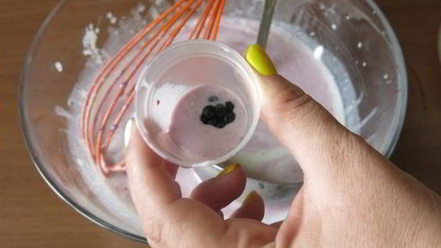 кокосовое мороженое с ежевикой