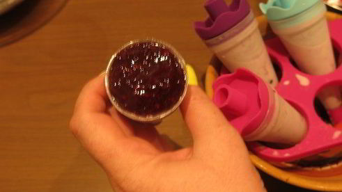 кокосовое мороженое с ежевикой