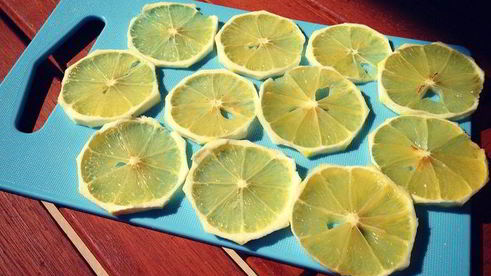 лавандово-лимонноe мягкое итальянское мороженое джелато