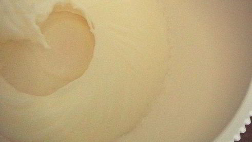 лавандово-лимонноe мягкое итальянское мороженое джелато