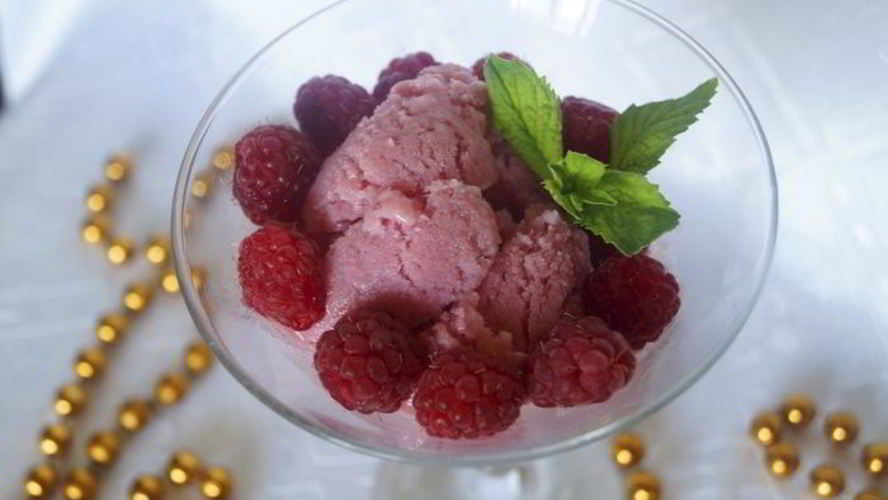 Рецепт молочно-малинового мороженого