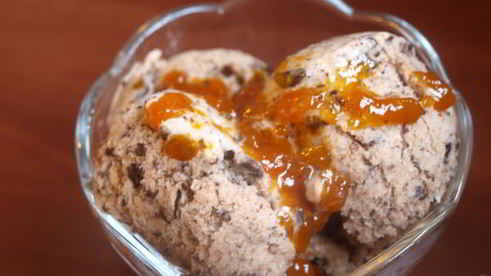 мороженое из топленого молока с шоколадной крошкой