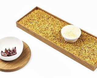 Мороженое из воска и пыльцы и сушеное яблоко с темным медом и бузиной