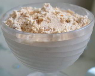 Мороженое с нугой, ромовым изюмом и карамельными орешками