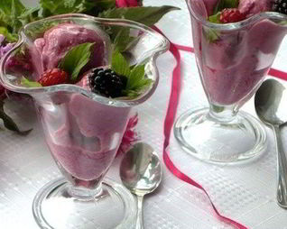 Мороженое с ягодами