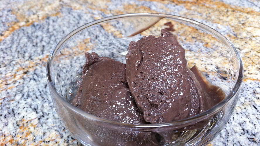 Рецепт шоколадного мороженого с авокадо