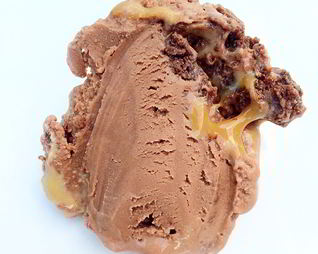 Шоколадное мороженое с брауни и карамельной прослойкой