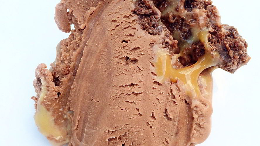 Рецепт шоколадного мороженого с брауни и карамельной прослойкой