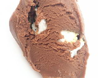 Шоколадное мороженое с опаленными маршмэллоу
