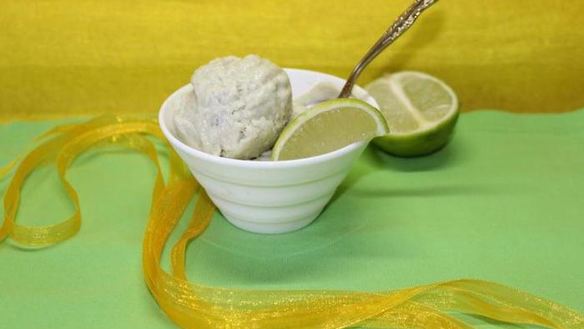 Рецепт Сливочного мороженого с авокадо