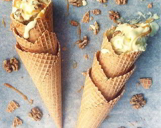 Сливочное мороженое с соленой карамелью