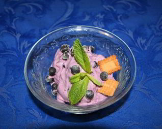 Сырное черничное мороженое