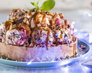 Торт-мороженое с малиной, миндалем и карамелью