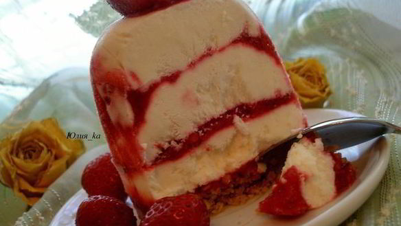Рецепт Творожного торта-мороженого с клубникой