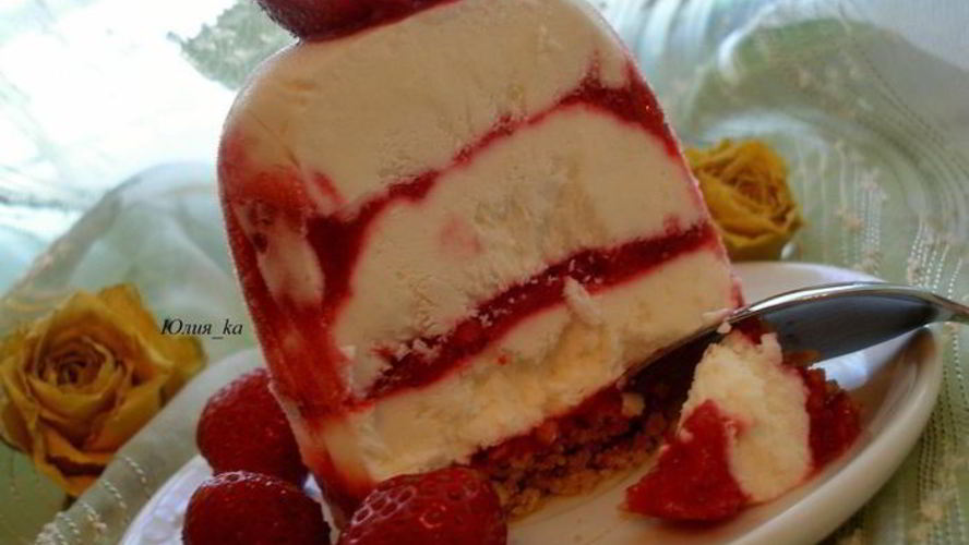Рецепт творожного торта-мороженого с клубникой