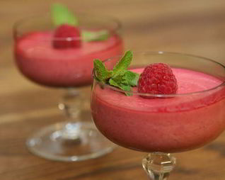 Йогуртовый мусс с малиной и мятой