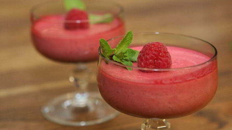 Рецепт йогуртового мусса с малиной и мятой