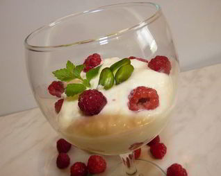 Мусс из белого шоколада с малиной