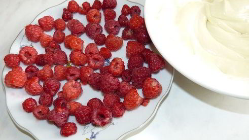 мусс из белого шоколада с малиной