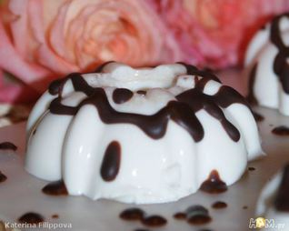 Мусс молочный с шоколадным соусом