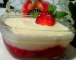 Шоколадный белый мусс с клубникой, мятой и вербеной