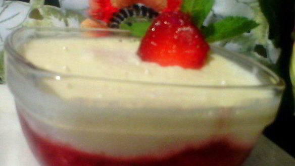 Рецепт Шоколадного белого мусса с клубникой, мятой и вербеной