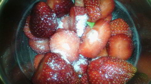 шоколадный белый мусс с клубникой, мятой и вербеной