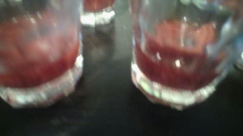 шоколадный белый мусс с клубникой, мятой и вербеной