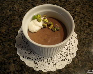 Шоколадный мусс с кремом и фисташками