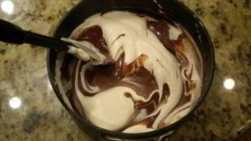 шоколадный мусс с кремом и фисташками