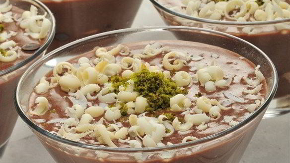 Рецепт Шоколадного мусса с перцем чили, фисташками и коньяком