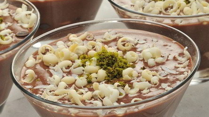 Рецепт шоколадного мусса с перцем чили, фисташками и коньяком