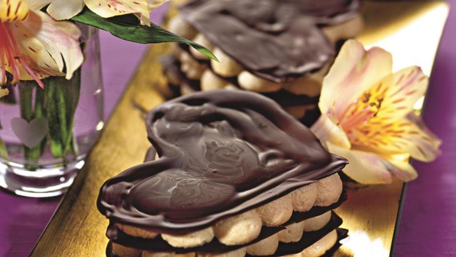 Рецепт шоколадных сердечек со сливочным муссом