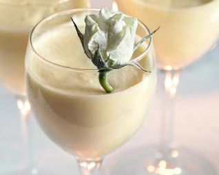 Шоколадныи мусс с засахаренными розами