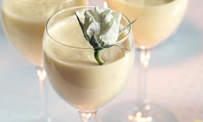 Шоколадныи мусс с засахаренными розами